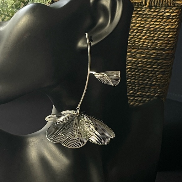 Noemie - Silver Trendy Metal Big Flower Earing ZA Style. NWT - Picture 5 of 5